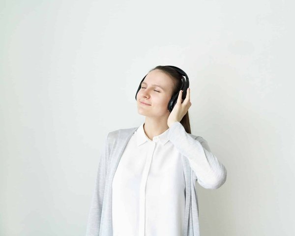 Comment les techniques de relaxation peuvent-elles aider à gérer les migraines chroniques?